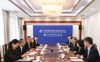 M农业银行董事长谷澍与中国贸促会会长任鸿斌举行工作会谈