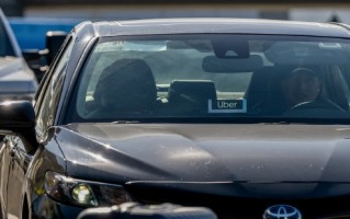 M美国汽油价创21个月新高，零工群体在加油站感受切肤之痛