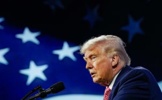 M伊朗战事爆发满月，特朗普称霍尔木兹海峡为“特朗普海峡”