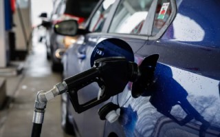 M油价飙升、股市下挫，就连美国富人也对经济感到悲观