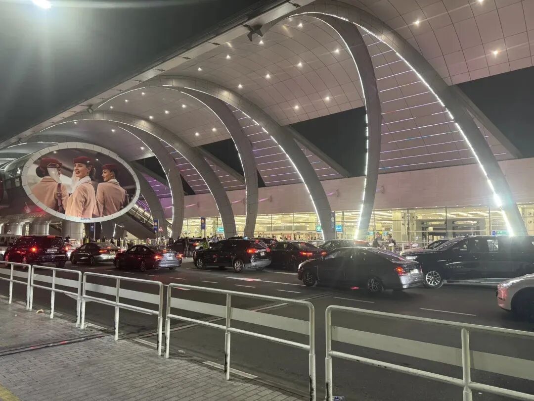 M滞留迪拜6天,7次航班取消,一名中国游客咬牙买下54000元机票 M滞留迪拜6天,7次航班取消,一名中国游客咬牙买下54000元机票