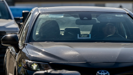 M美国汽油价创21个月新高，零工群体在加油站感受切肤之痛