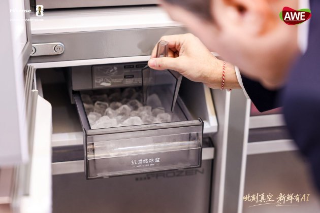 M海信璀璨650U8冰箱亮相AWE:AI真空磁场保鲜引领储鲜新趋势 M海信璀璨650U8冰箱亮相AWE:AI真空磁场保鲜引领储鲜新趋势