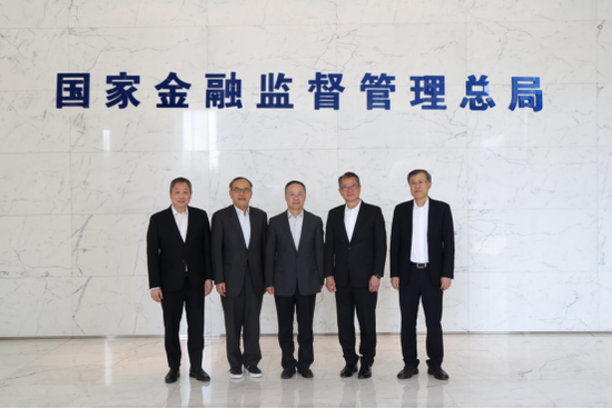 M李云泽会见香港特区政府财政司司长陈茂波 M李云泽会见香港特区政府财政司司长陈茂波