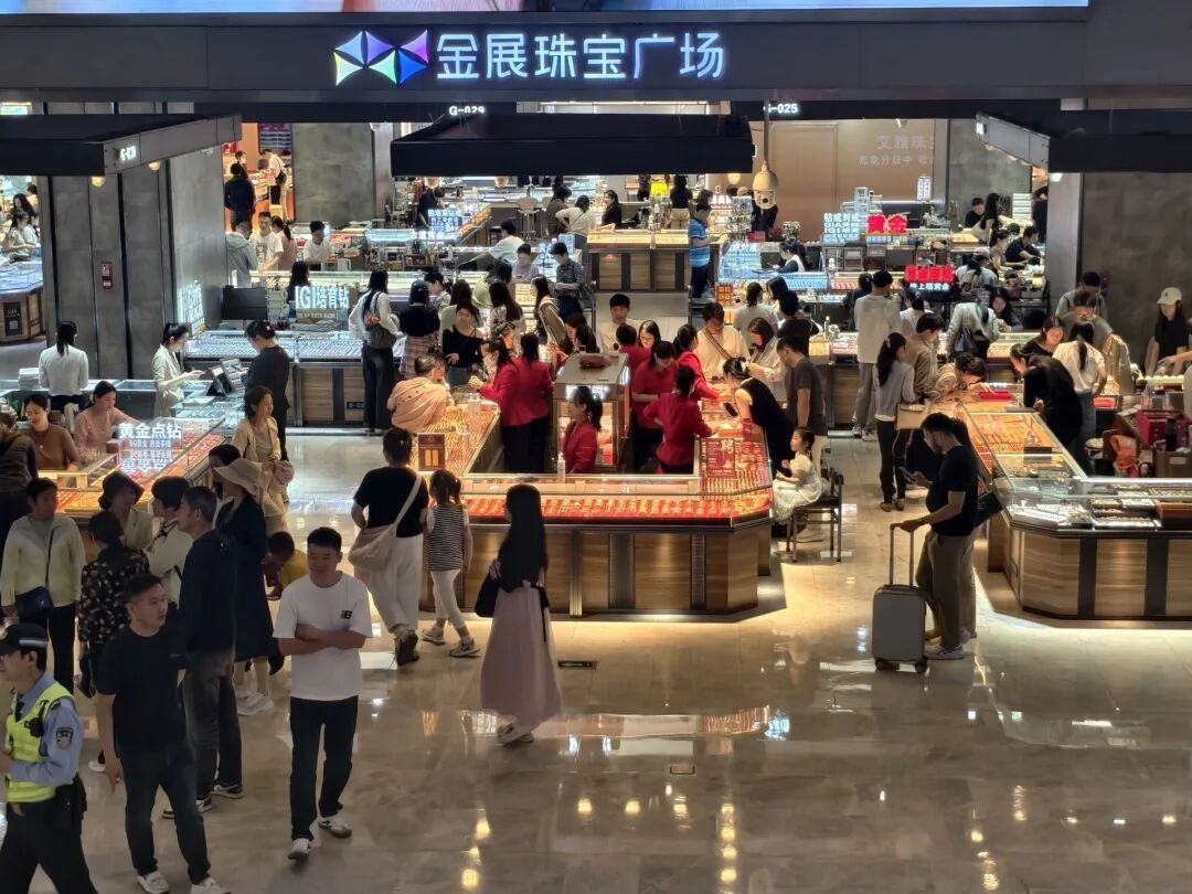 M金价连续大跌,深圳水贝人气回暖,投资者趁机抄底!商家:有客户一次买了2公斤 M金价连续大跌,深圳水贝人气回暖,投资者趁机抄底!商家:有客户一次买了2公斤