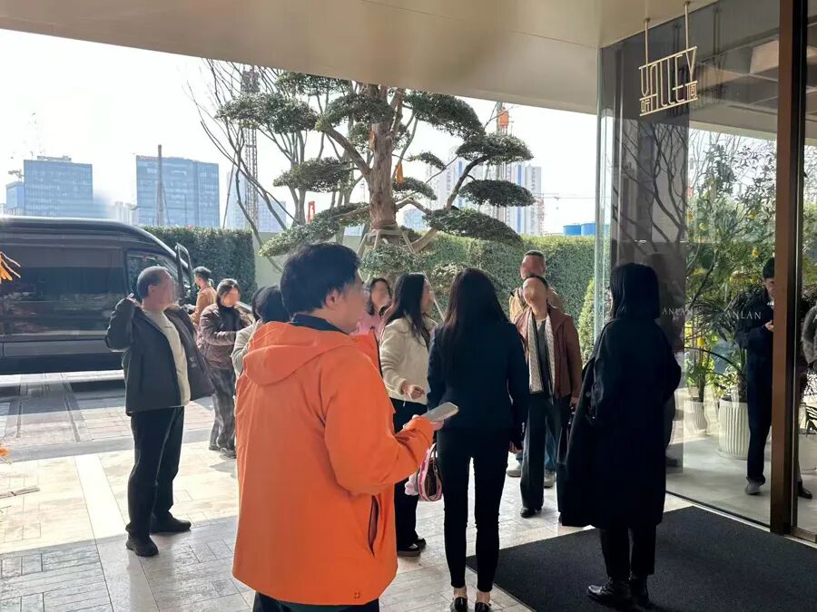 M上海售楼处意外一幕！不少人从迪拜赶来“打新”，看的都是5000万起步的房子：受国际局势影响想回国置业生活