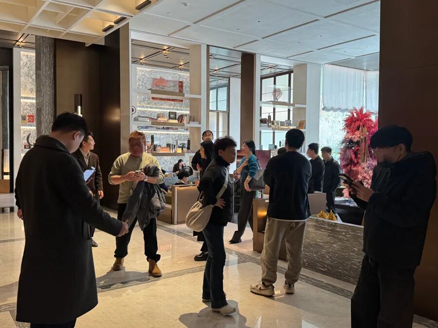 M上海售楼处意外一幕！不少人从迪拜赶来“打新”，看的都是5000万起步的房子：受国际局势影响想回国置业生活
