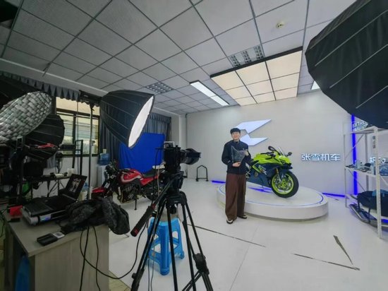 M被称“摩托车圈雷军”，冠军张雪的飞驰人生