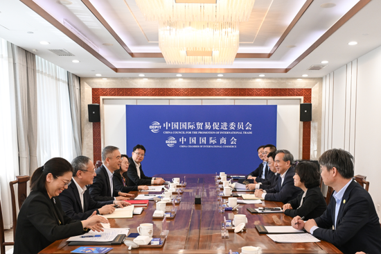 M农业银行董事长谷澍与中国贸促会会长任鸿斌举行工作会谈