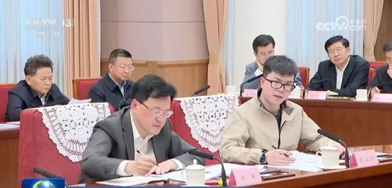 M总理召开座谈会,8人发言,包括一位“90后” M总理召开座谈会,8人发言,包括一位“90后”